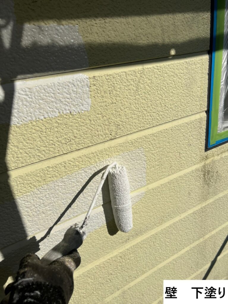 外壁の下塗りを行います。<br />
下塗りは外壁材と中塗り・上塗り塗料との接着力を強め、耐久性に優れた外壁塗膜を作り出す、大切な工程です。